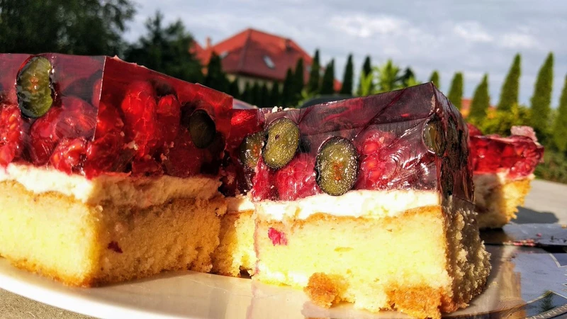 Monikowy biszkopt z owocami, galaretką i bitą śmietaną