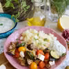 Grillowane warzywa z kurczakiem, kaszą kuskus i sosem tzatziki