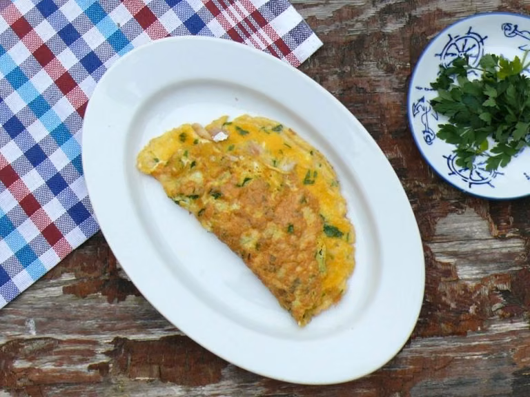 OMLET Z WĘDZONĄ MAKRELĄ