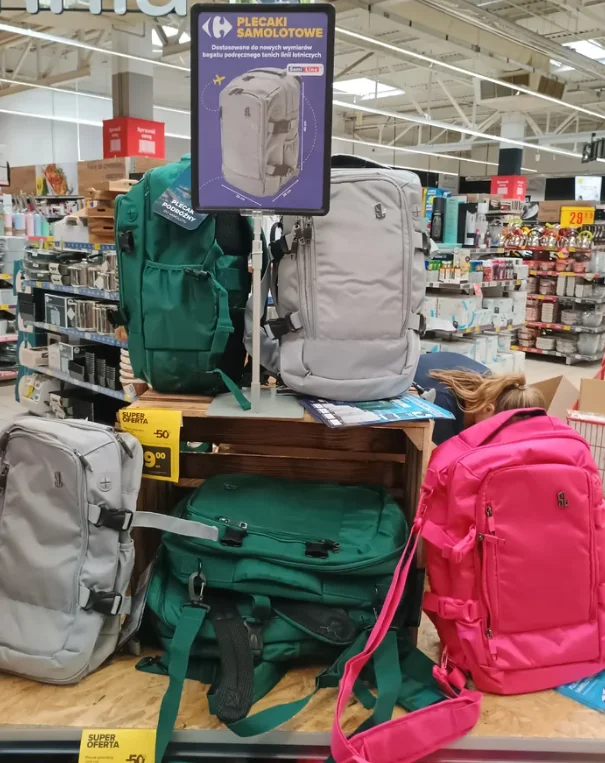 Zdjęcie Carrefour sprzedaje plecaki do tanich linii lotniczych! Za tą cenę rozejdą się jak ciepłe bułeczki #1