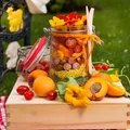 Piknikowa sałatka z bulgurem, kiełbaskami i morelami