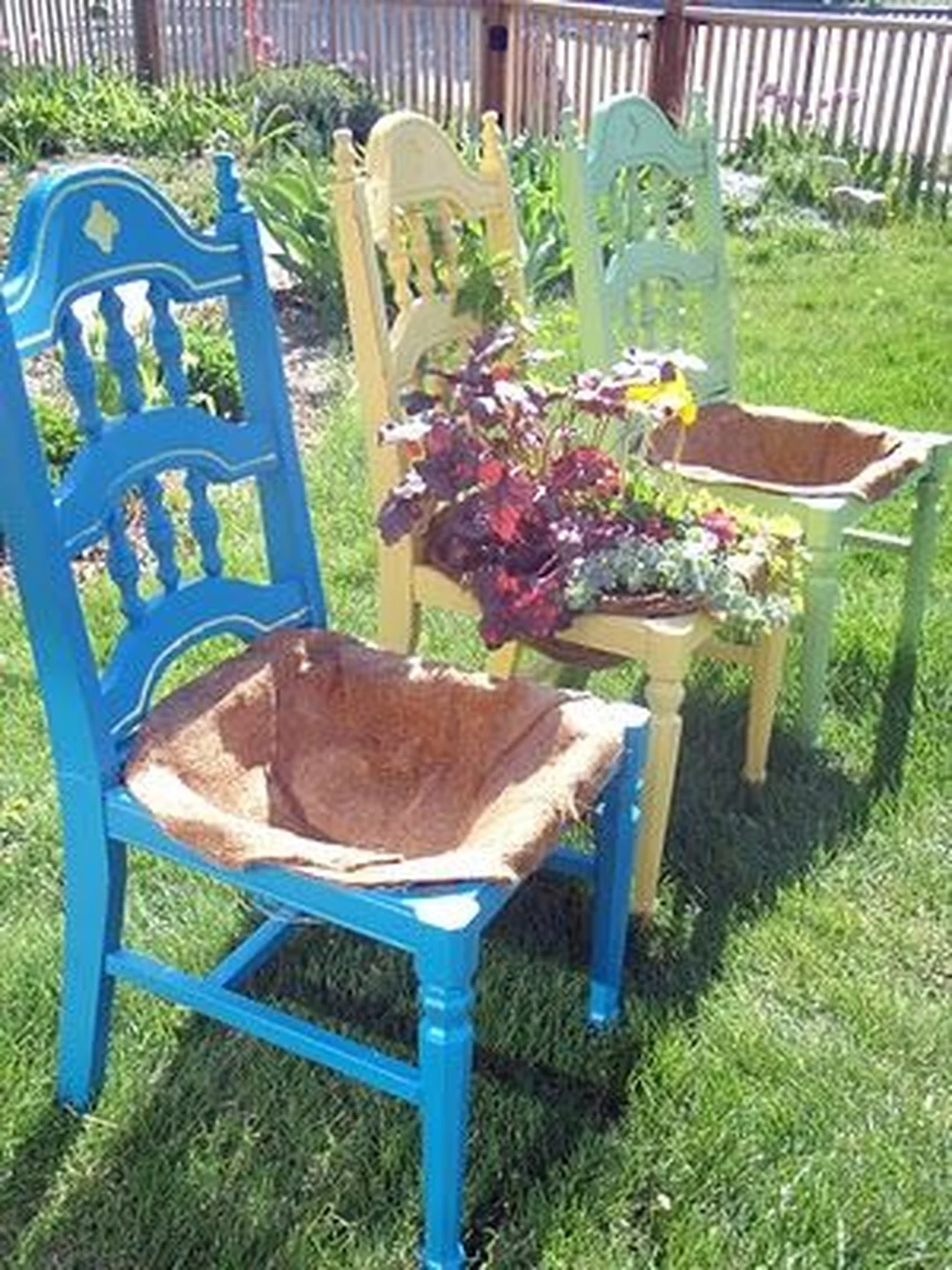 Jak wykorzystać stare krzesła w ogrodzie?;)