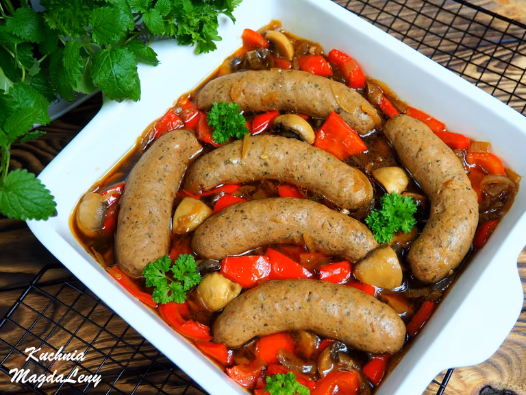 Biała kiełbasa z warzywami pieczona w piwie