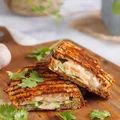 Tost z łososiem, awokado i mozzarellą