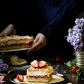 Kruche ciasto z rabarbarem, truskawkami i bezą