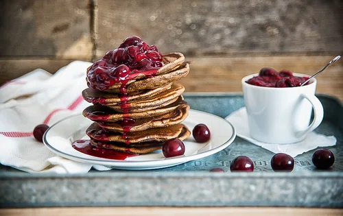 Czekoladowe placuszki w sosie wiśniowym