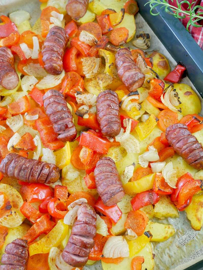 Kiełbasa pieczona z warzywami - tani przepis na obiad dla każdego