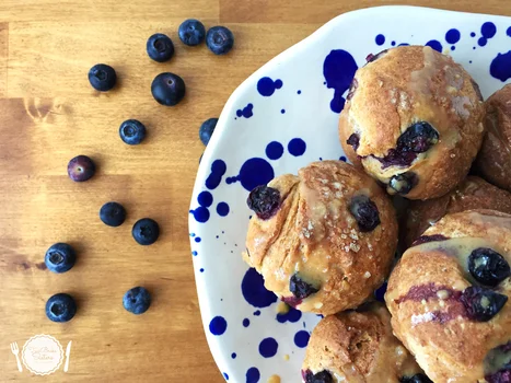 Drożdżowe muffinki z borówkami i sosem karmelowo-orzechowym