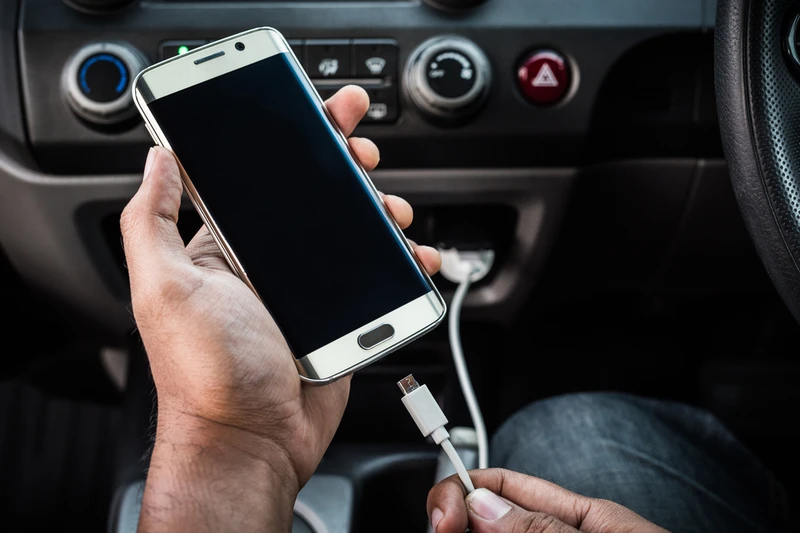 Ładujesz telefon w SAMOCHODZIE? Lepiej przestań!