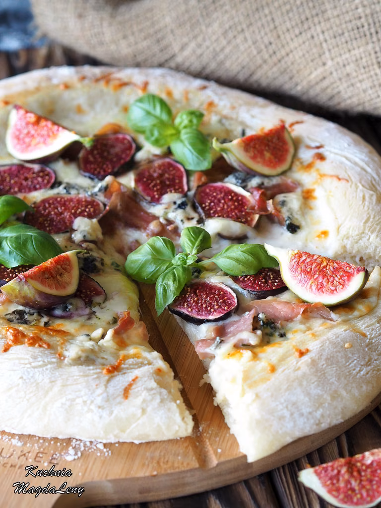 Pizza z beszamelem i figami