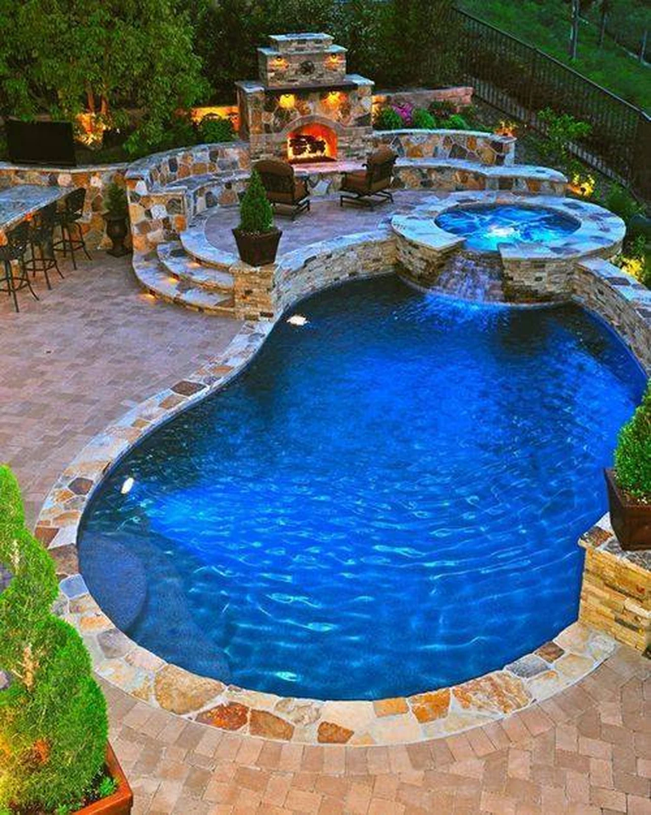 Cudowny basen w ogrodzie