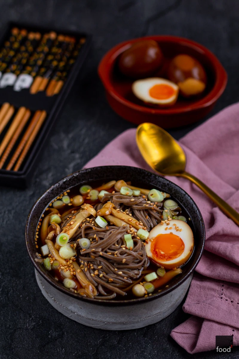 Zupa z pastą miso, makaronem soba, grzybami shimeji i jajkiem nitamago