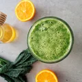 Zielony koktajl z jarmużem, bananem i pomarańczą (Smoothie verde con cavolo verde, banana e arancia)