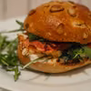 Szybkie burgery z jajkiem i bekonem