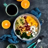 Buddha bowl ze szpinakiem, serem feta i pomarańczą