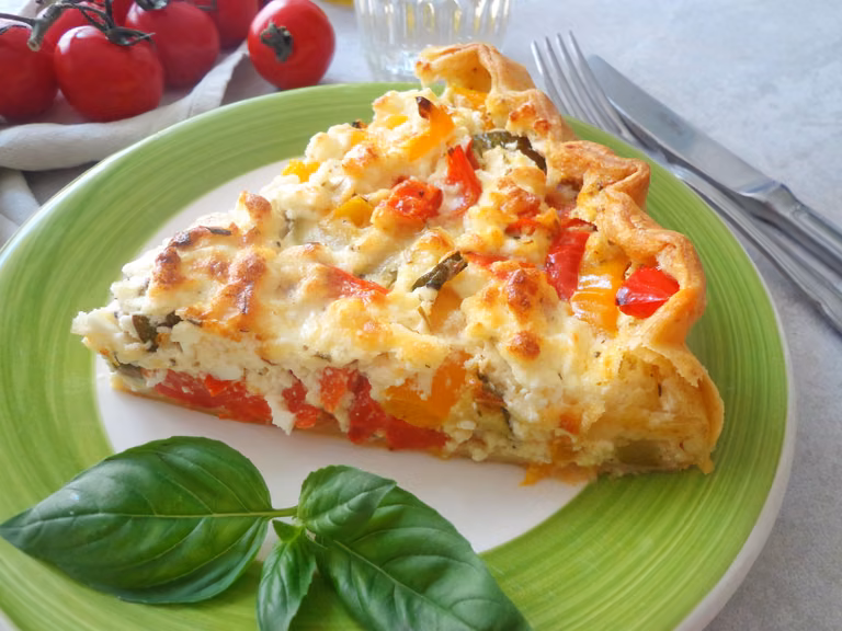Tarta na francuskim cieście z cukinią, papryką i fetą