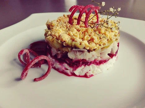 Warstwowa sałatka śledziowa z pieczonym burakiem