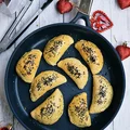 Pieczone pierogi z pieczarkami, czarnymi oliwkami i suszonymi pomidorami