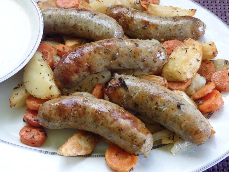 Biała kiełbasa pieczona z warzywami