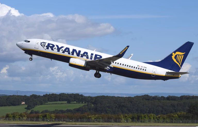 Linia lotnicza RYANAIR będzie przeszukiwać pasażerów. Sprawdź swój bagaż podręczny!