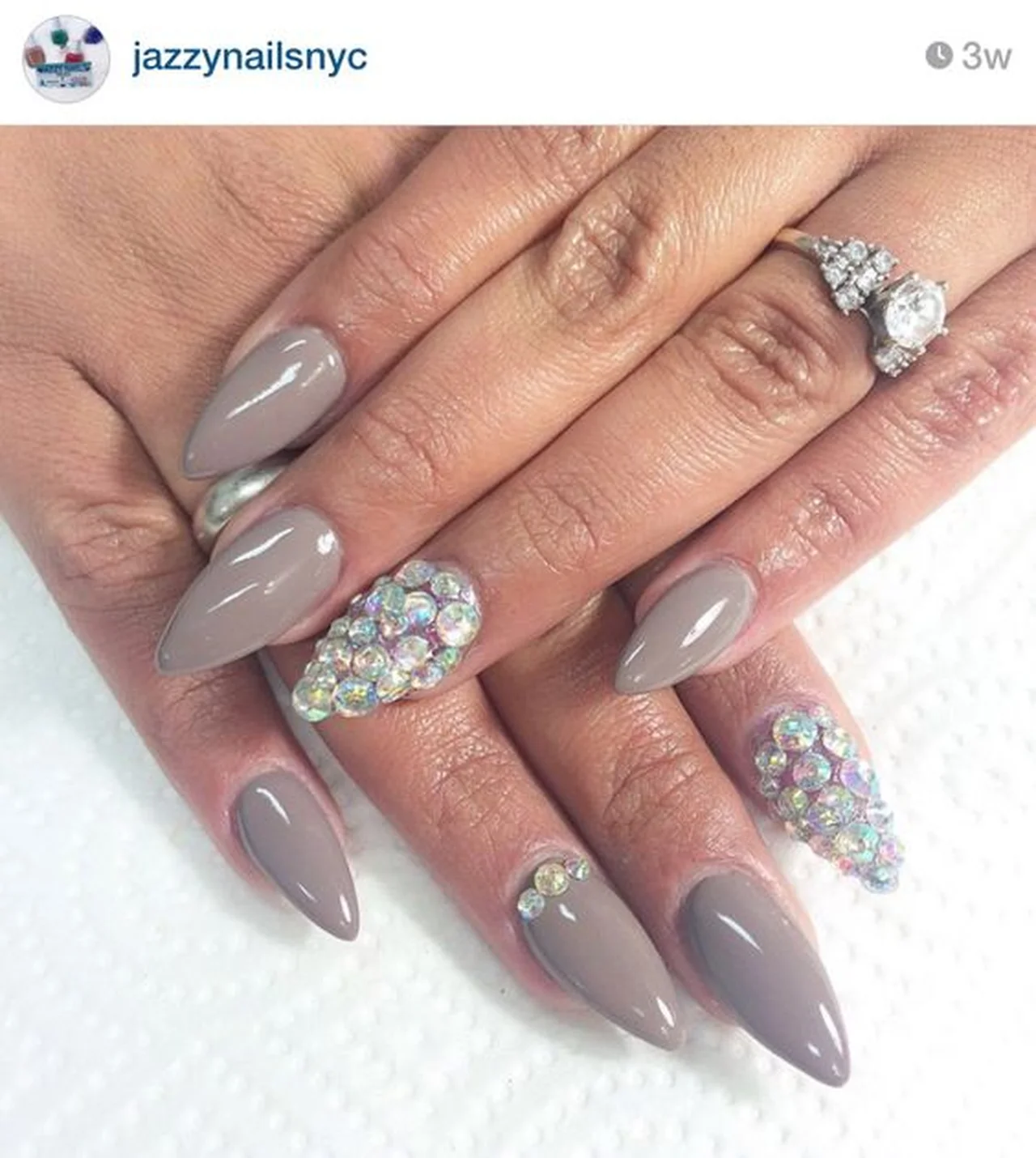 Mocno zdobione paznokcie