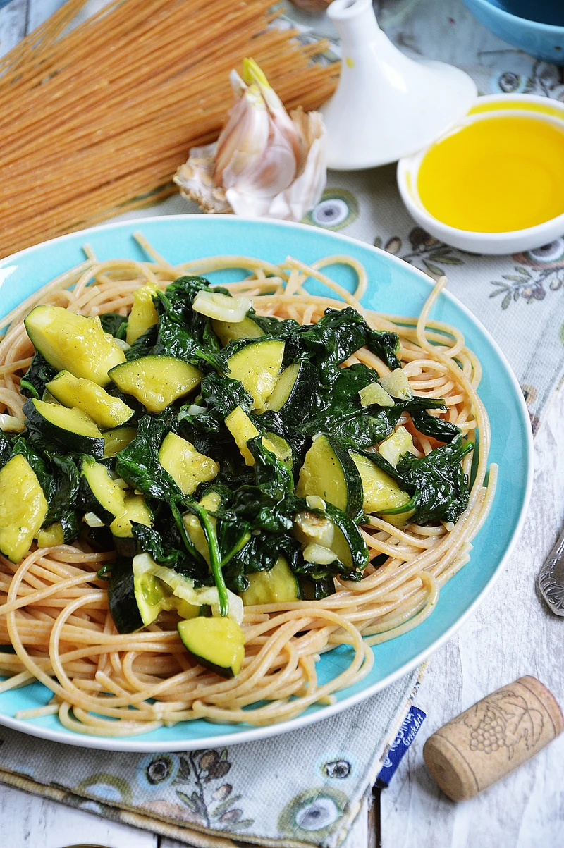 Pełnoziarniste spaghetti z cukinią i szpinakiem