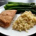 Łosoś ze szparagami i kaszą bulgur