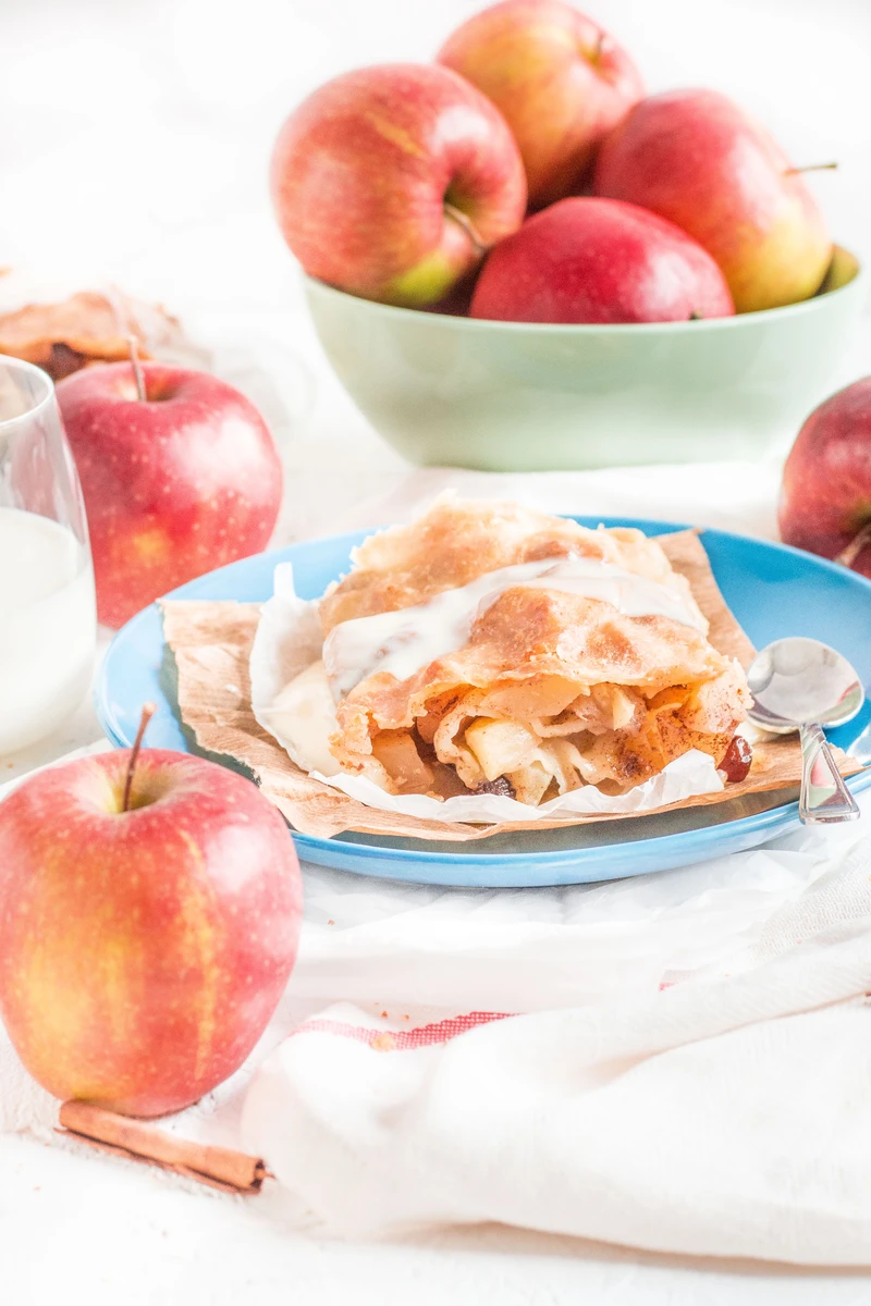 Apfelstrudel z sosem waniliowym
