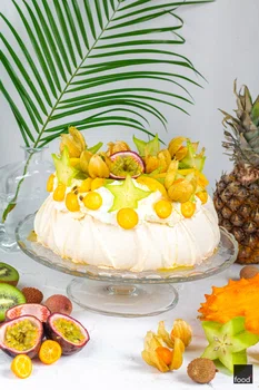 Tropikalna pavlova z egzotycznymi owocami i kremem kokosowym