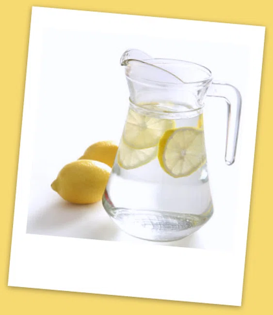 10 powodów, dla których warto pić ciepłą wodę z cytryną o poranku