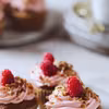 Puszyste muffinki z pełnoziarnistym musli i kremem malinowym