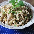 Sałatka z makaronem, szynką i serem