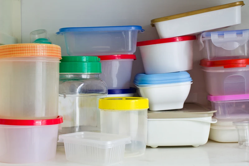 Nigdy nie przechowuj tych produktów w plastikowych pojemnikach!
