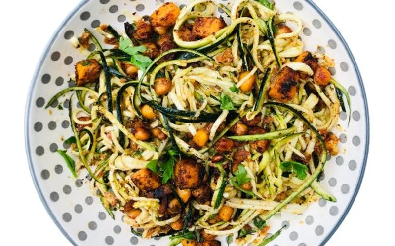 Spaghetti z cukinii z pieczoną cieciorką i batatem