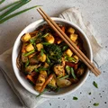 Smażone tofu z warzywami i makaronem soba