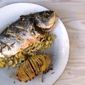Dorada pieczona w folii podana z ziemniakami hasselback