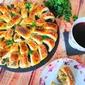 Puszyste drożdżowe paszteciki z pieczarkami i serem.