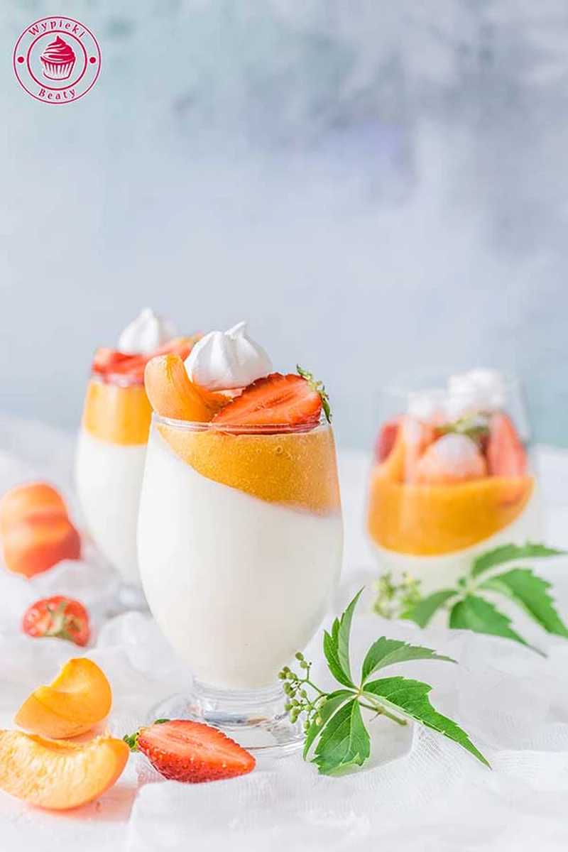 Jogurtowa panna cotta z owocami