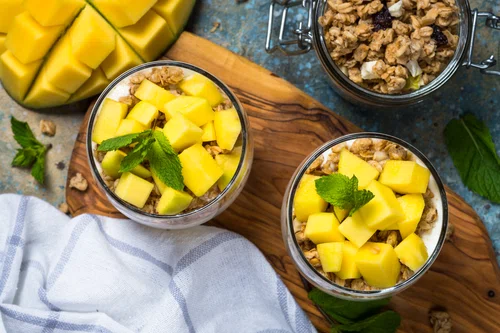 Parfait z mango i granolą