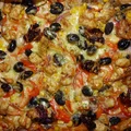 Pizza z kurczakiem, pieczarkami i warzywami