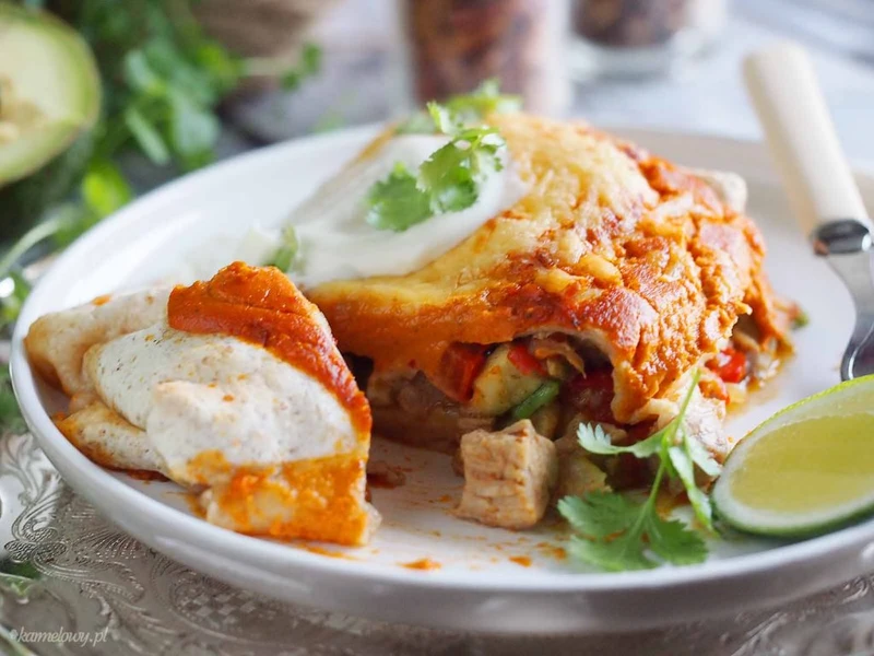 Pikantne enchilady z kurczakiem i awokado