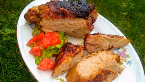 Wolno pieczony udziec z indyka w sosie barbecue