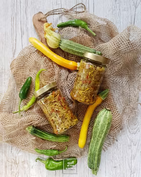 Ostre pikle z cukinii na zimę – relish z cukinii