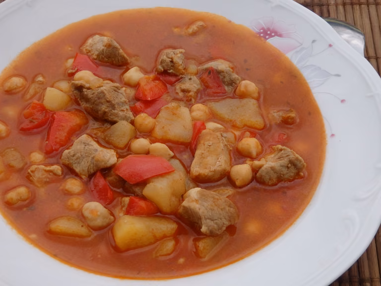 Zupa gulaszowa z cieciorką