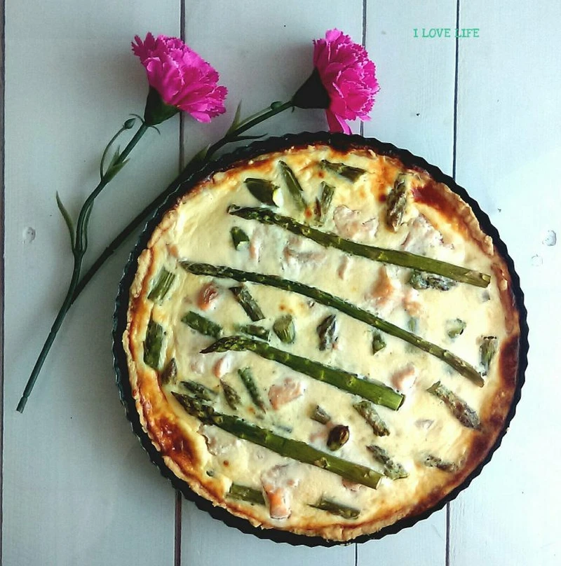 Tarta ze szparagami i łososiem