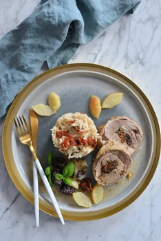 ROLADKI Z UDŹCA INDYKA Z BOCZKIEM I SUSZONYMI POMIDORAMI. RISOTTO Z SUSZONYMI POMIDORAMI.