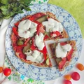 Zdrowa pizza z patelni na twarogowym spodzie
