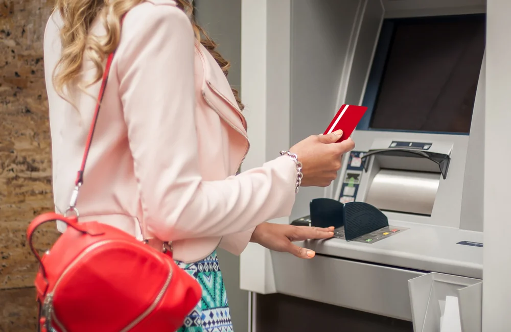 Banki wyłączą część usług! W ten weekend karty i bankomaty mogą nie działać