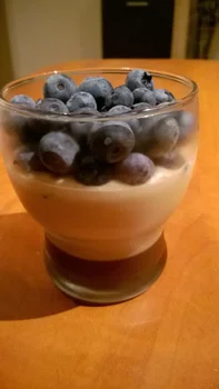Kawowo-kokosowa panna cotta z borówkami