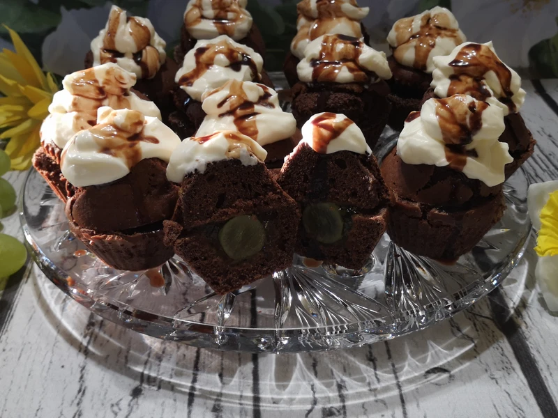 Muffiny czekoladowe z winogronową nutką